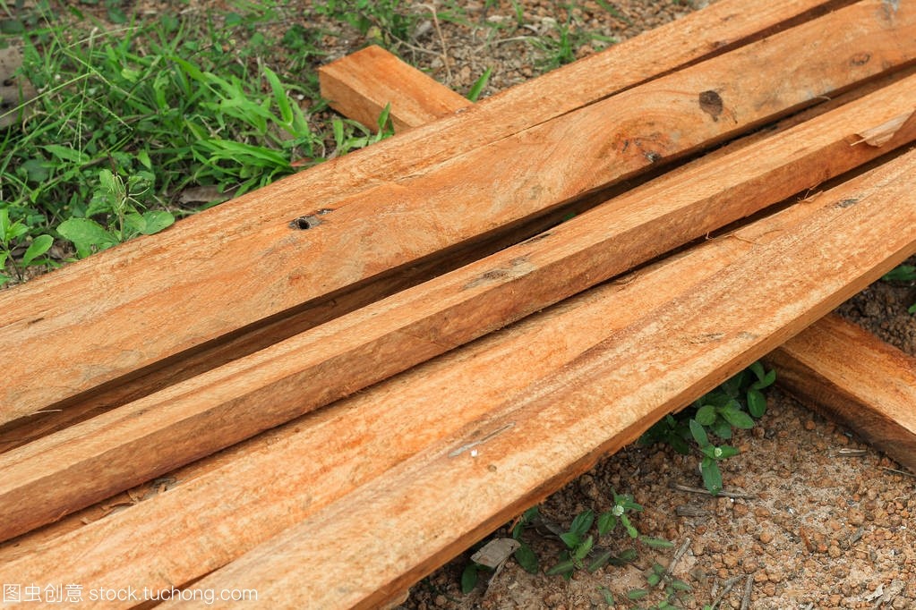 打桩木材, 等待航运。木材和木材切片