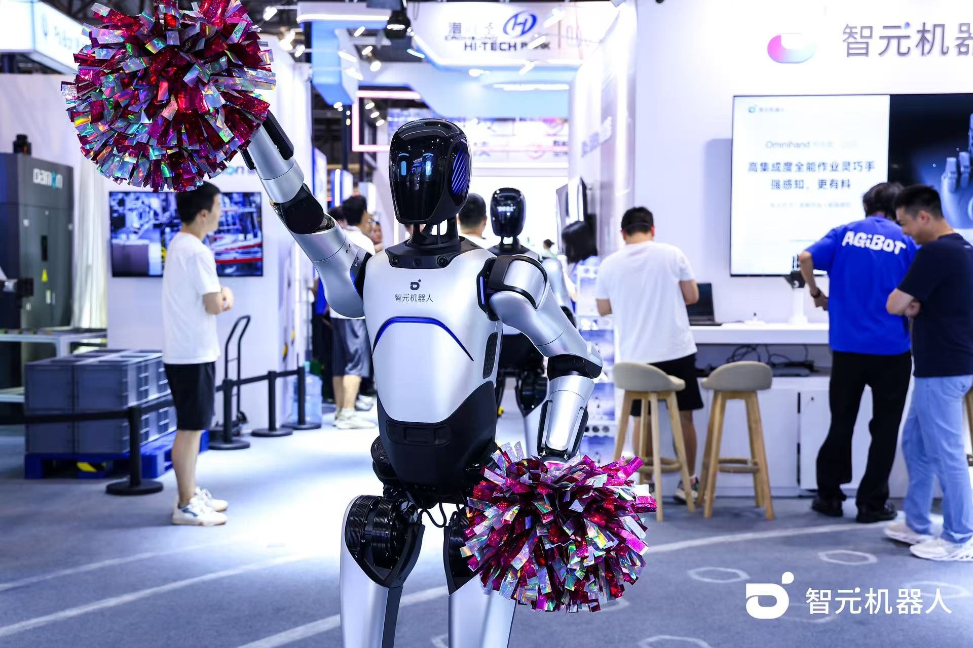 三木机器人 WAIC 首日展台火爆，机器人家族集体打工忙不停